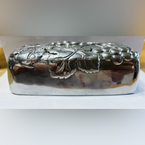 Vintage butter dish, Arthur Court grape themed. Glass base, aluminum lid. MINT! - Picture 4 of 4